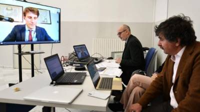 El estudiante italiano Matteo Danieletto de la Universidad de Venecia Ca 'Foscari (en pantalla) analiza su tesis a través del software Google Meet, en Venecia, el 5 de marzo de 2020, después de que Italia ordenó el cierre de escuelas y universidades hasta el 15 de marzo en respuesta al brote de COVID-19 , el nuevo coronavirus.