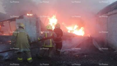 El Cuerpo de Bomberos mitigó el incendio que comenzó en horas de la madrugada.