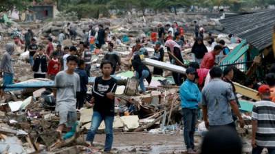 Los rescatistas y residentes buscan sobrevivientes a lo largo de la costa en el sur de Lampung, en el sur de Sumatra luego de una erupción del volcán Anak Krakatoa.