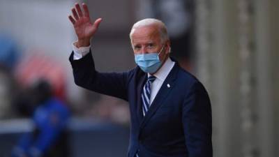 El presidente electo de Estados Unidos, Joe Biden, saluda al salir de The Queen en Wilmington. Foto AFP