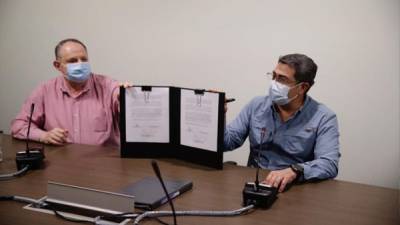 El director ejecutivo del Seguro Social, Richard Zablah, y el presidente Juan Orlando Hernández mostrando la carta de intención ya firmada.