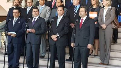 De derecha a izquierda: Los representantes de la Maccih, Juan Jiménez y Francisco Gerrero; seguidos del presidente Juan Hernández y el canciller Corrales Álvarez.