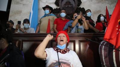 Momento en que seguidores de Libre ingresaron al Congreso Nacional para felicitar a Luis Redondo como nuevo presidente.