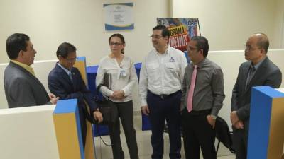 El viceministro de Mipymes, Mario Kafati, Benito Liao, cónsul de Taiwán en San Pedro Sula, y Esperanza Escobar de la Ampih en el lanzamiento del programa. Foto: Melvin Cubas.