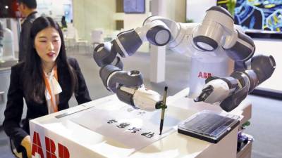 YuMi, el robot de dos manos de la sueca ABB, escribe con caligrafía china durante una feria de tecnología en Shanghai.