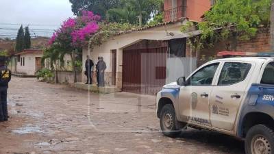 Agentes policiales resguardan bienes del expresidente en Gracias, Lempira.