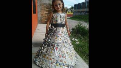 Esta pequeñita fue la sensación al desfilar con un traje elaborado con páginas de Diario LA PRENSA.