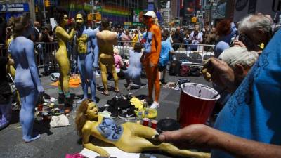 Artistas pintan los cuerpos de modelos con motivo de la iniciativa 'Body Notes'. EFE