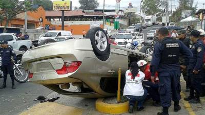 El vehículo en el que iban los ladrones volcó frente al estacionamiento de un negocio.