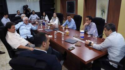 Reunión sostenida entre el Gobierno y la banca en la capital hondureña.