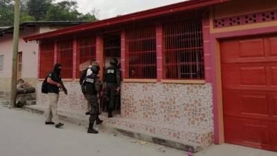 Miembros de la Policía Militar entrando a algunas de las vivienda en la mira de las autoridades.