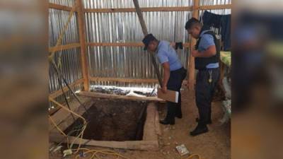 Agentes de la DPI inspeccionaban la profundidad del túnel.