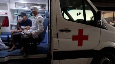 Médicos de la asociación de habitantes de Paraisopolis atienden en una ambulancia un sospechoso del coronavirus, en Sao Paulo (Brasil). Foto EFE