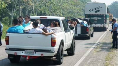 En las carreteras ya se ven caravanas de carros con personas listas para disfrutar de las playas del Caribe hondureño. Fotos: Jorge Gonzales y Amílcar Izaguirre