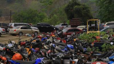 Imagen de archivo de motocicletas y carros decomisados en los predios de tránsito.