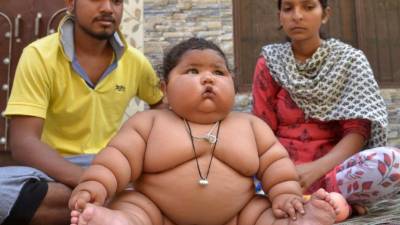 Chahat Kumar con sus padres Suraj y Reenu. Foto: AFP