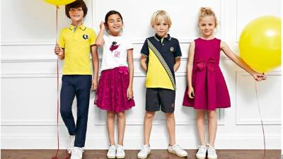 Vaqueros rectos y pantalones tipo chándal se mezclan con suéteres de cuello V y polos para un estilo casual.