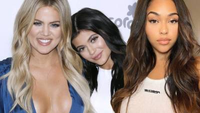 Jordyn Woods (d) fue acusada de tener un affair con la pareja de Khloé Kardashian, hermana de su mejor amiga, Kylie Jenner.