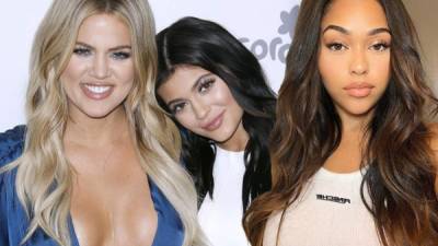 Jordyn Woods (d) fue acusada de tener un affair con la pareja de Khloé Kardashian, hermana de su mejor amiga, Kylie Jenner.
