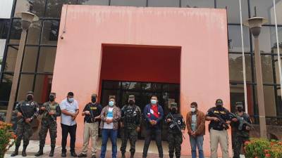 Los sospechosos siendo presentados en los predios del Ministerio Público.