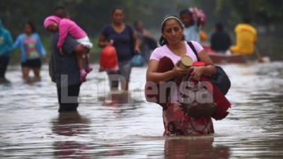 Los pobladores de las Gaymuras y el sector de la Jerusalén sacan sus pocas pertenencias.