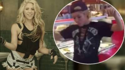 Shakira bailando en una heladería de Santiago de Chile, Chile.
