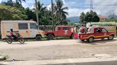 Miembros del cuerpo de Bomberos acuden al lugar del hecho.