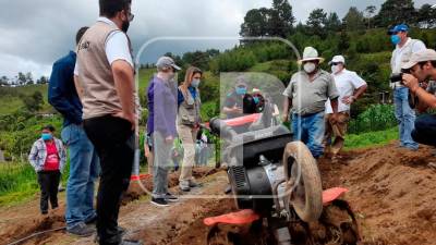 El uso del motocultor ha ayudado a agilizar la preparación de la tierra en las parcelas de Cerro Verde.