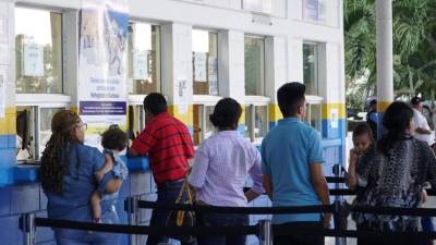 Muchos usuarios fueron atendidos ayer en el puesto de Corinto, Cortés, frontera de Honduras con Guatemala. Este sitio dio paso a la unión aduanera en junio del año pasado.