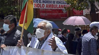 Ciudadanos protestan contra el presidente boliviano Luis Arce y una nueva ley en debate en el parlamento que alegan permitiría al gobierno investigar los bienes de cualquiera sin orden judicial.