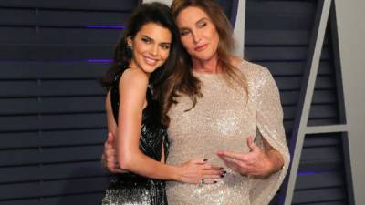 Kendall Jenner posando junto a su padre, Caitlyn Jenner, a su llegada a la fiesta de Vanity Fair.