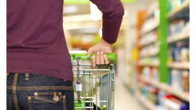 Verifica la frescura y textura de las frutas, en especial.