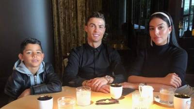Cristiano Ronaldo (c) junto a su prometida, Georgina Rodríguez (d) y su hijo mayor, Cristiano Jr.