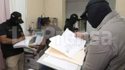 Agentes de la Atic revisan documentos en el hospital Leonardo Martínez.