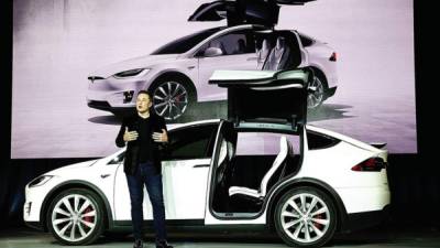 El Tesla Model X P90D Ludicrous, un diseño audaz que algunos expertos consideran poco práctico, pero que fue desarrollado a pedido de Musk.