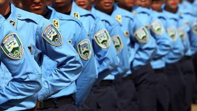 Aunado al proceso de depuración va el de la integración de nuevos elementos en las filas de la Policía Nacional.