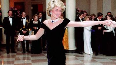 Según la casa de subastas, la princesa Diana había expresado 'sólo un deseo al viajar a Estados Unidos': bailar con el actor John Travolta.