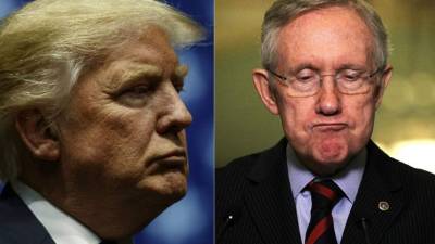 Donald Trump, a un lado el senador demócrata Harry Reid.