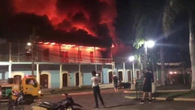 El incendio destruyó varios comercios.