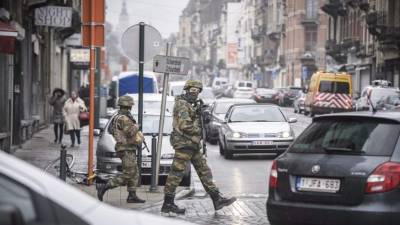 Soldados belgas patrullan el distrito de Schaarbeek en Bruselas (Bélgica). EFE/Archivo