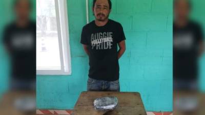 Raúl Hernández llevaba el paquete de supuesta marihuana en una mochila.