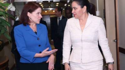 Ana de Hernández junto con Claire Grady.