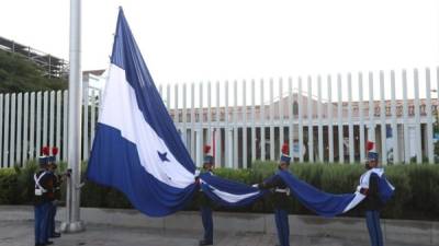 Momento en que se iza la Bandera Nacional en Casa Presidencial.