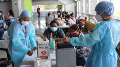 Personal sanitario continúa en actividad de vacunación en los diferentes departamentos del país.