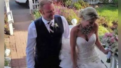 Fotografía captada de video que muestra el día de la boda de la pareja.