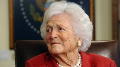 JL117. COLUMBIA (EE.UU.), 18/2/2016.- La ex primera dama de EE.UU. Barbara Bush sale después de que su hijo el candidato presidencial republicano Jeb Bush (no en la foto) hablara con el presentador de CNN Anderson Cooper hoy, jueves 18 de febrero de 2016, en Columbia, Carolina del Sur (EE.UU.). Carolina del Sur llevará a cabo sus primarias presidenciales republicanas el 20 de febrero de 2016. EFE/JIM LO SCALZO