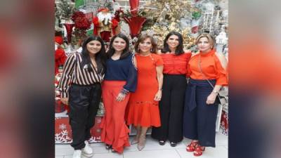 Reconocidas damas de la sociedad sampedrana acudieron a Diunsa Plaza Pedregal para conocer y adquirir los diferentes adornos de las nuevas tendencias que le pondrán elegancia y alegría a su hogar este fin de año.Ejecutivas. Vivi Faraj, Elena Berkling, Diana Larach, Melissa Handal y Leyla Faraj