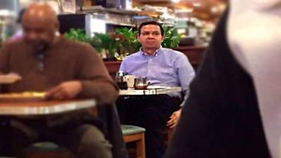 El expresidente de Honduras y de la Fenafuth fue captado comiendo sin compañía.