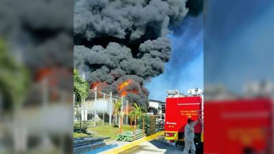 El área de calderas de la maquila Acme Macrary Honduras arde en llamas.