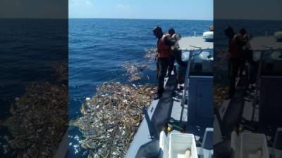 Flotando en alta mar se encontraron algunas pertenencias que se supone son de los pescadores desaparecidos.